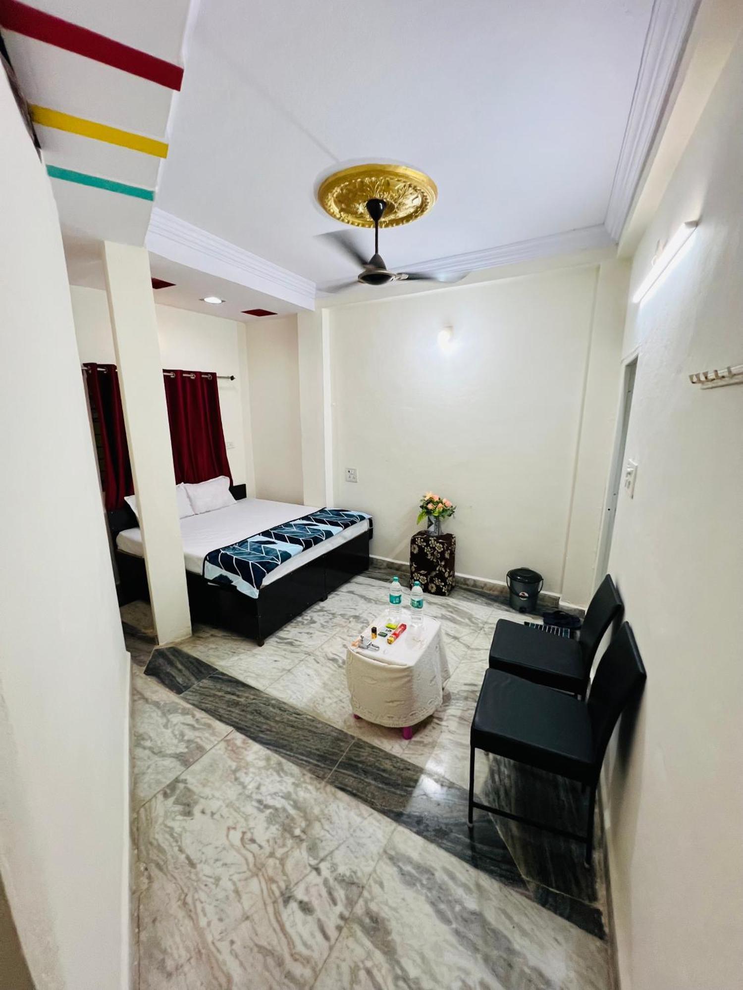 Tiwari G Home Stay 乌贾因 外观 照片